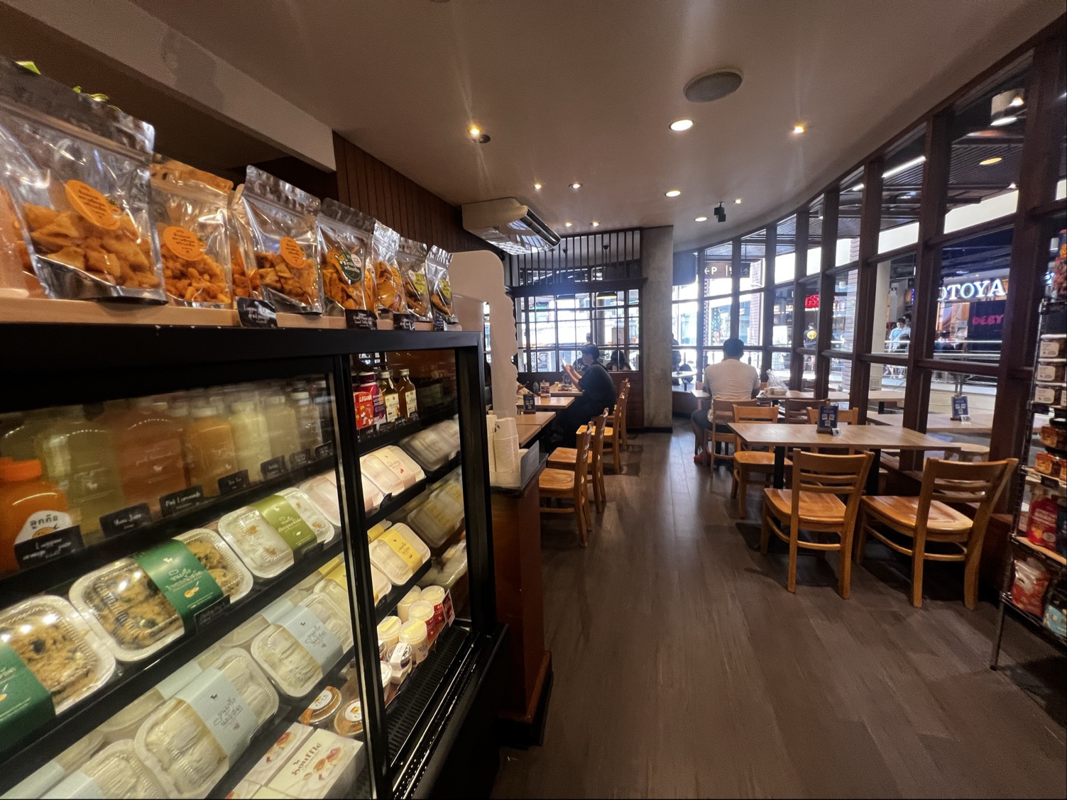 After You Dessert Cafeの店内とショーケース
