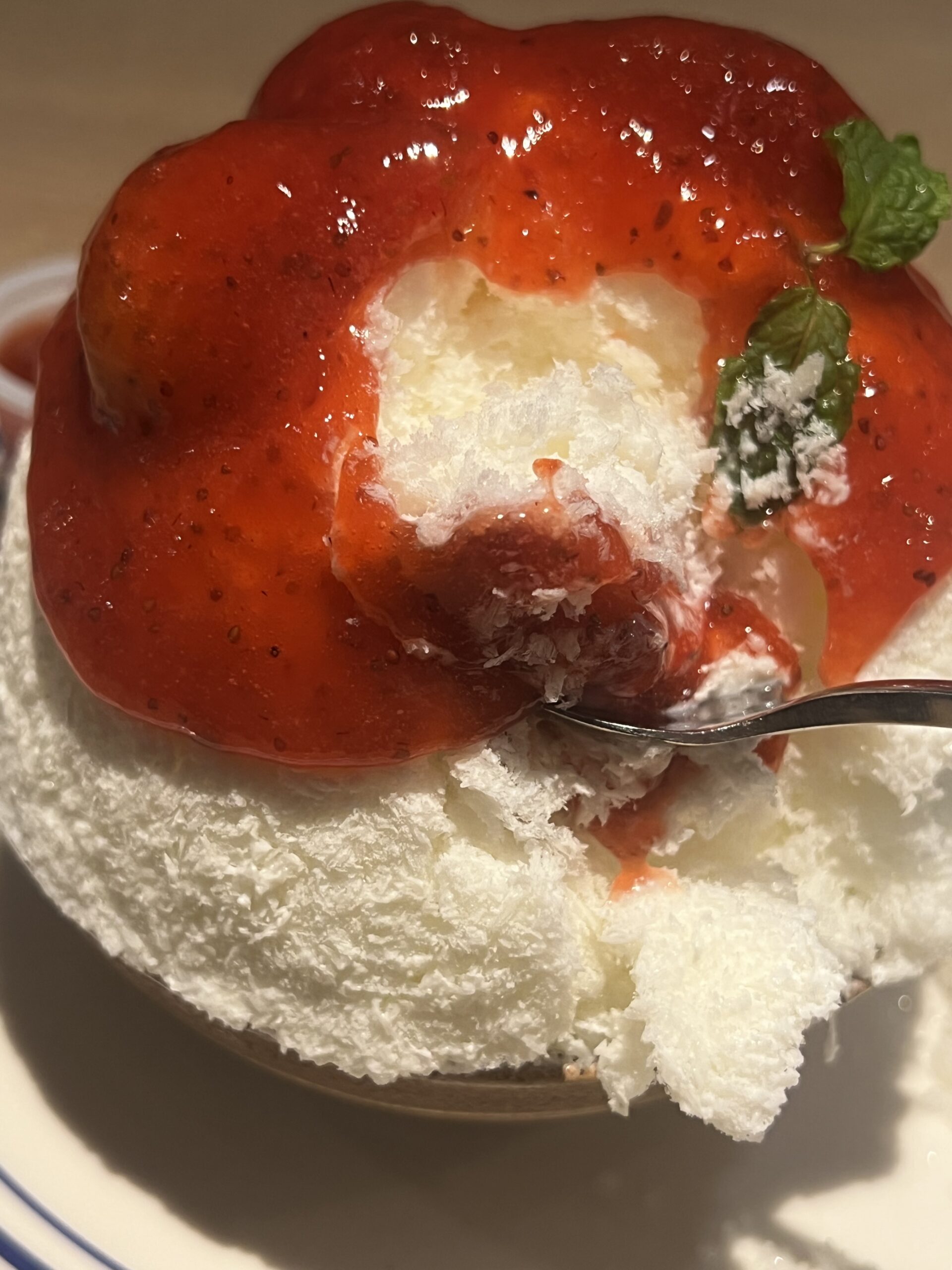 スプーンですくったAfter Youのストロベリーかき氷
