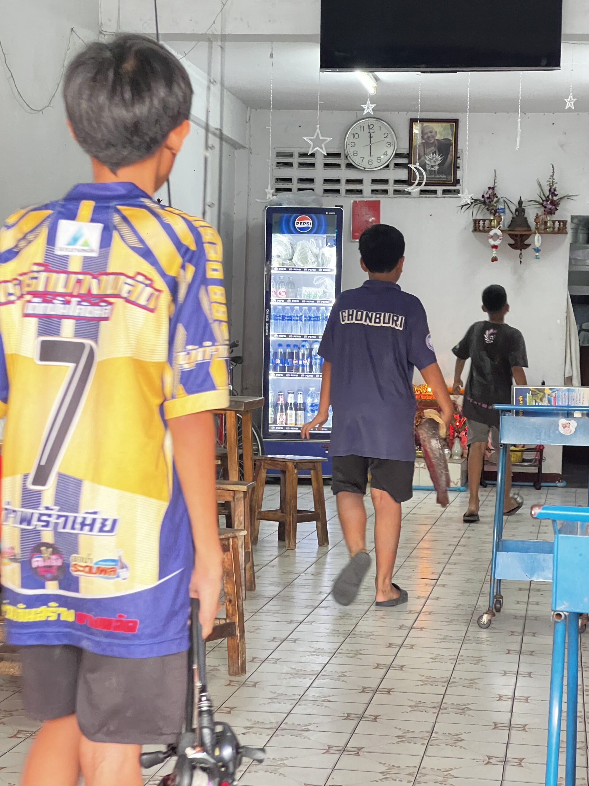 クルアナイミーの店内で魚を持って歩く子どもたち