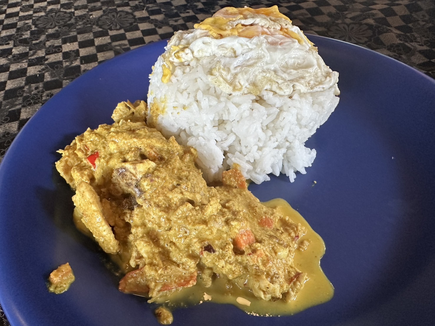 バンコク ガパオ17のカレー粉炒めご飯 目玉焼き付き