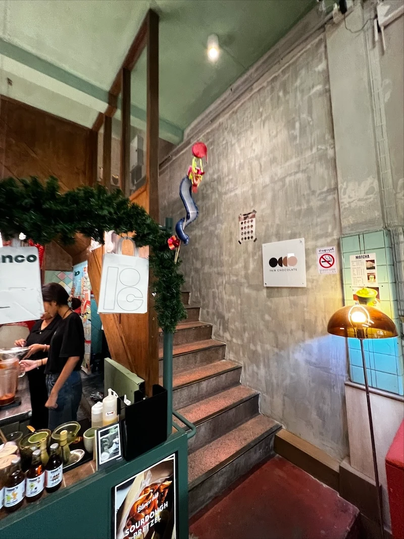 バンコクのチョコレート専門店Fair Chocolateへ続く入口と階段