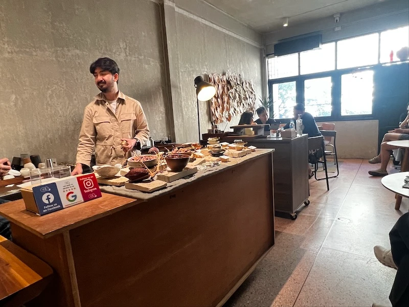 Fair Chocolateの店内とカカオが並ぶテイスティングカウンター