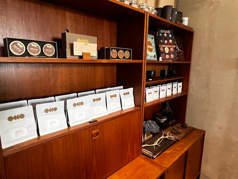 Fair Chocolateの棚に並ぶタイ産カカオの板チョコと商品