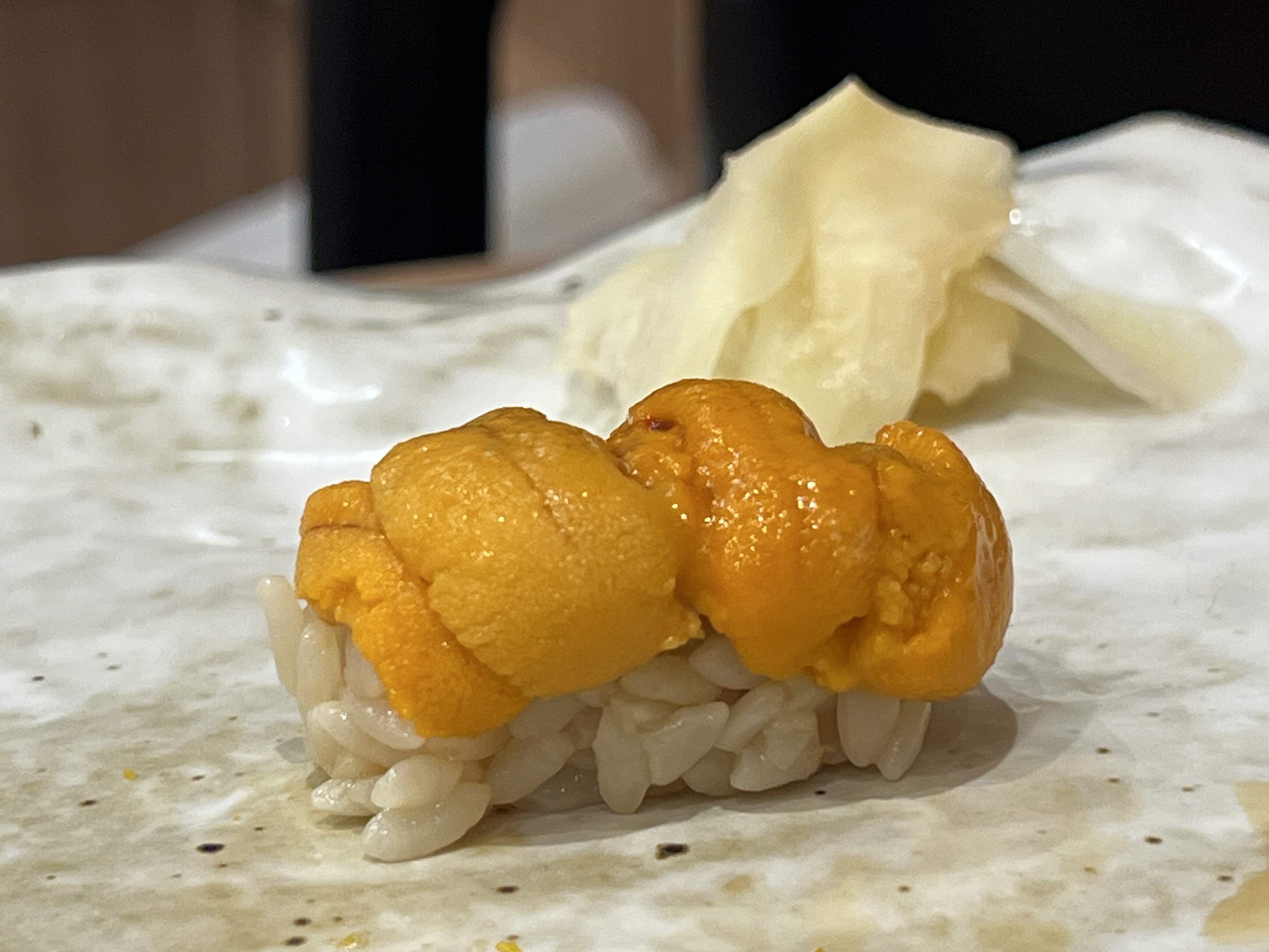 玄武で食べたウニをたっぷりのせた握り寿司