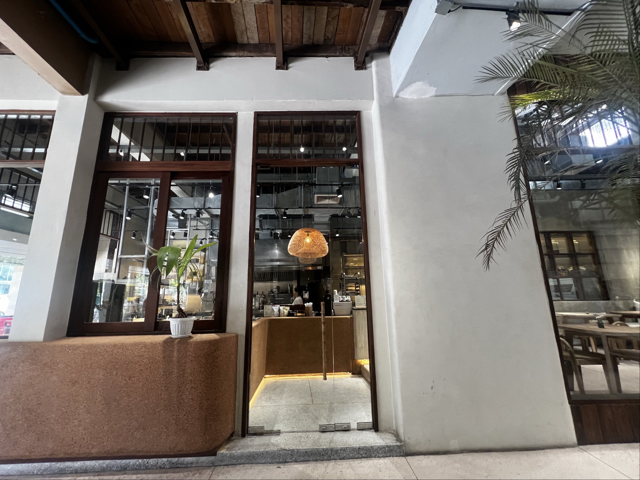 Sàat Bangkokの入口と木枠の大きな窓