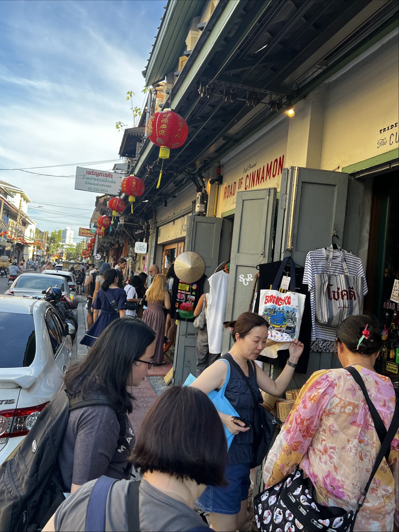 ソンワットロードの人気雑貨店Road Of Cinnamonと街を歩く人々