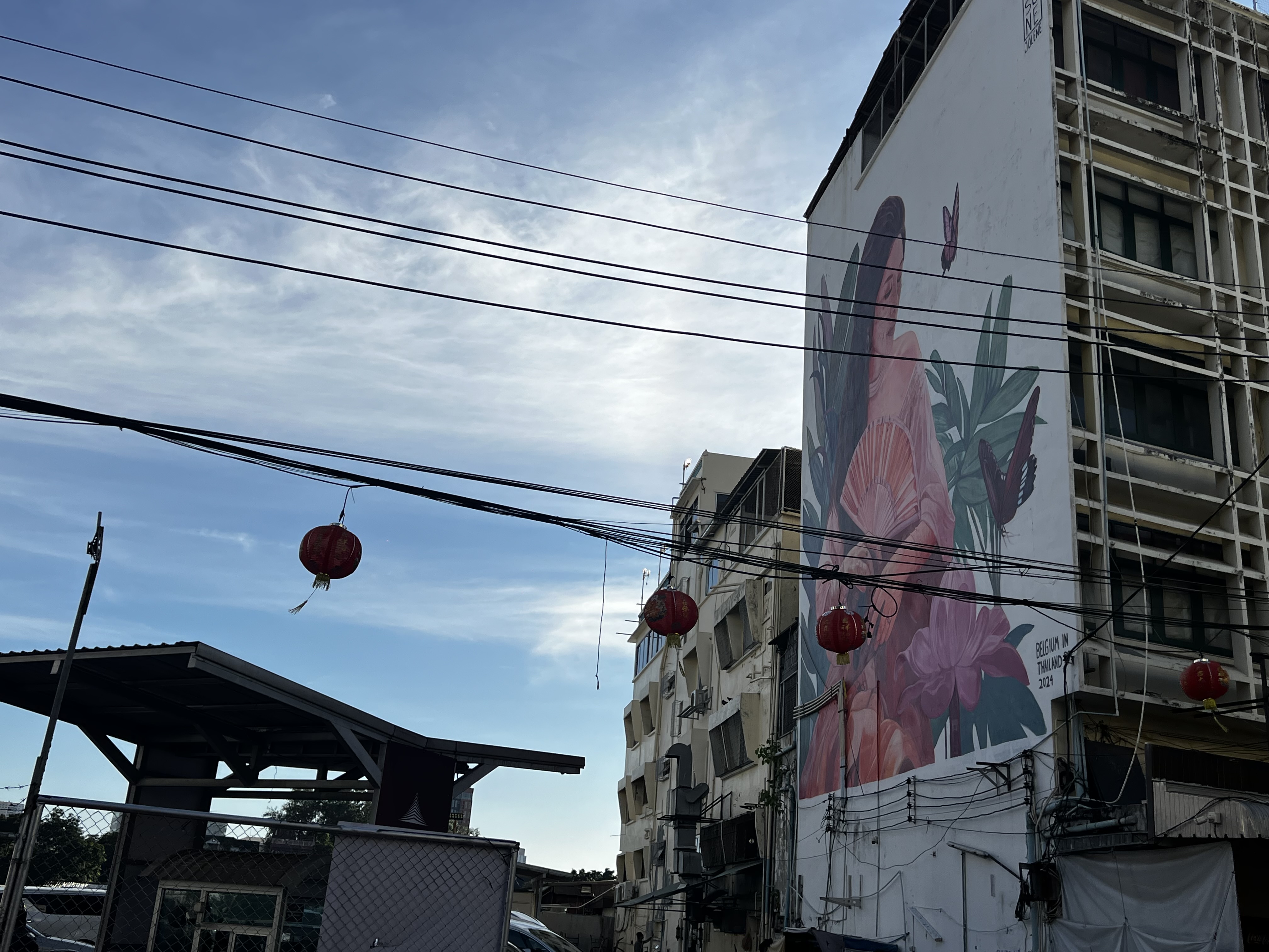 ソンワットロードの建物に描かれた花と人物の大きな壁画